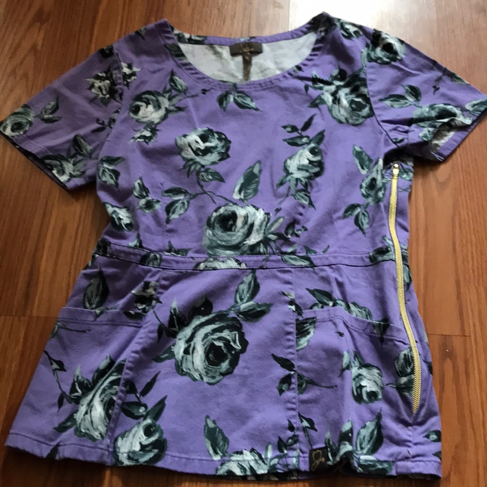 Jaanuu scrub top